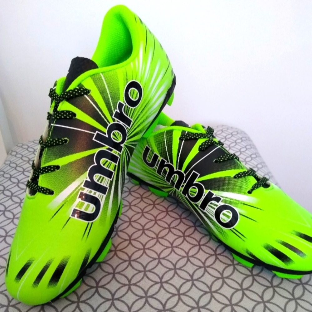 NEW Umbro Arturo 3.0 Soccer cleats, sz 6 youth